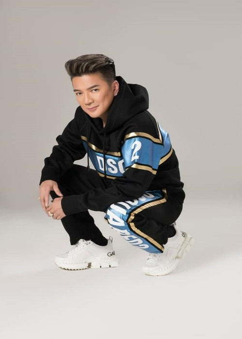 Đàm Vĩnh Hưng chuyển 160 triệu đồng từ thiện, trong đó có 30 triệu của cá nhân anh dành hỗ trợ chống dịch ở Bắc Giang và Bắc Ninh. "Chúng ta đang có 160 triệu đồng, tôi và công ty sẽ bù thêm 20 triệu đồng nữa cho đủ 180 triệu đồng”, anh nói thêm. Số tiền dùng để mua 100 chiếc giường tặng cơ sở y tế.