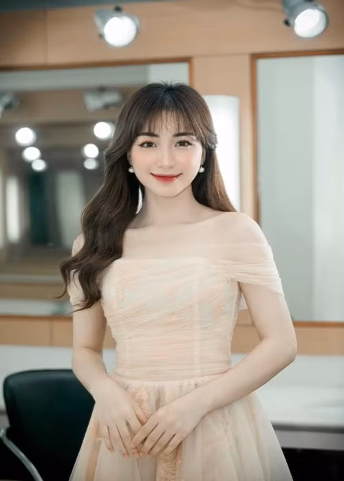 Trước diễn biến phức tạp của dịch bệnh, nhiều sao Việt "móc hầu bao" ủng hộ chống dịch COVID-19. Ca sĩ Hòa Minzy ủng hộ 100 triệu đồng cho công tác phòng chống dịch ở quê nhà Bắc Ninh và 50 triệu đồng cho tỉnh Bắc Giang.