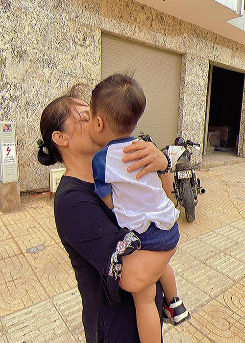 Bé Bo rất quấn bà ngoại. Hòa Minzy từng chia sẻ: "Em yêu bà ngoại lắm, bảo lên xe ra sân bay về Sài Gòn mà không chịu đi, đòi bà đi cùng mới chịu. Mẹ của Bo cám ơn bà ngoại rất nhiều".