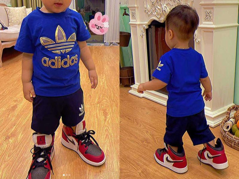 Hòa Minzy lập riêng cho con trai một trang cá nhân và thường xuyên đăng tải những khoảnh khắc đáng yêu của con. Trong ảnh, bé Bo mặc đồ thể thao, đi giày quá cỡ chân.