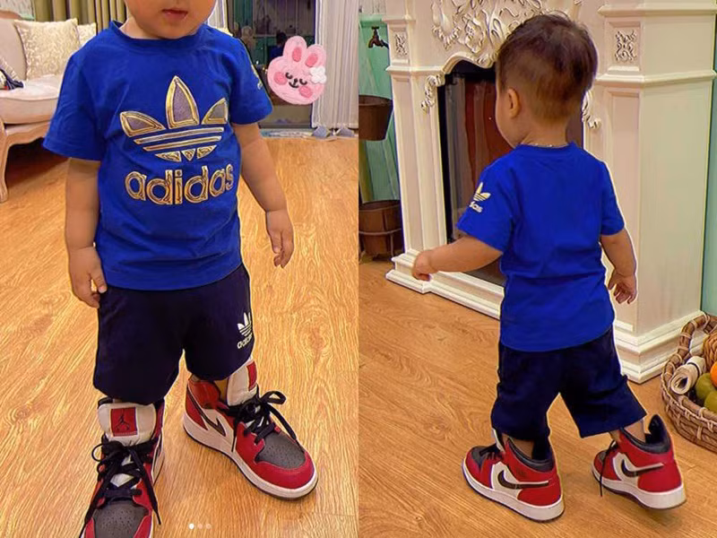 Hòa Minzy lập riêng cho con trai một trang cá nhân và thường xuyên đăng tải những khoảnh khắc đáng yêu của con. Trong ảnh, bé Bo mặc đồ thể thao, đi giày quá cỡ chân.