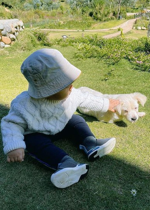  Con trai Hòa Minzy tên thân mật là Bo. Cậu nhóc nặng 3,6 kg lúc chào đời. Theo giọng ca "Rời bỏ", con trai có cá tính nhưng cũng rất ngọt ngào, yêu thương các loài động vật và cỏ cây hoa lá, nhớ được rất nhiều loài hoa.