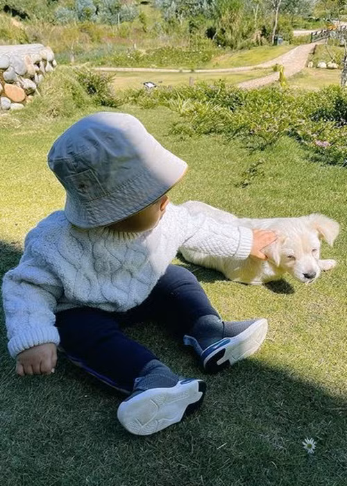  Con trai Hòa Minzy tên thân mật là Bo. Cậu nhóc nặng 3,6 kg lúc chào đời. Theo giọng ca "Rời bỏ", con trai có cá tính nhưng cũng rất ngọt ngào, yêu thương các loài động vật và cỏ cây hoa lá, nhớ được rất nhiều loài hoa.