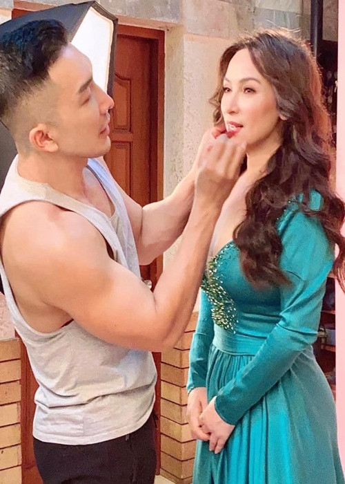 "Tôi thấy mình có con ruột cũng ngoan, những đứa con nuôi của mình cũng rất ngoan. Thành ra tôi thấy như vậy là hạnh phúc rồi và không đòi hỏi gì hơn", giọng ca "Áo mới Cà Mau" tâm sự cách đây không lâu trên Lao động.