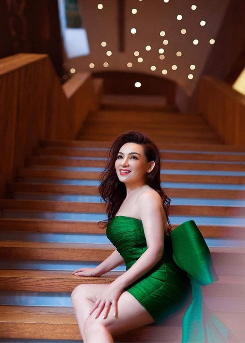 Phi Nhung trẻ trung, gợi cảm dù từng qua một lần sinh nở và sắp bước sang tuổi 50.