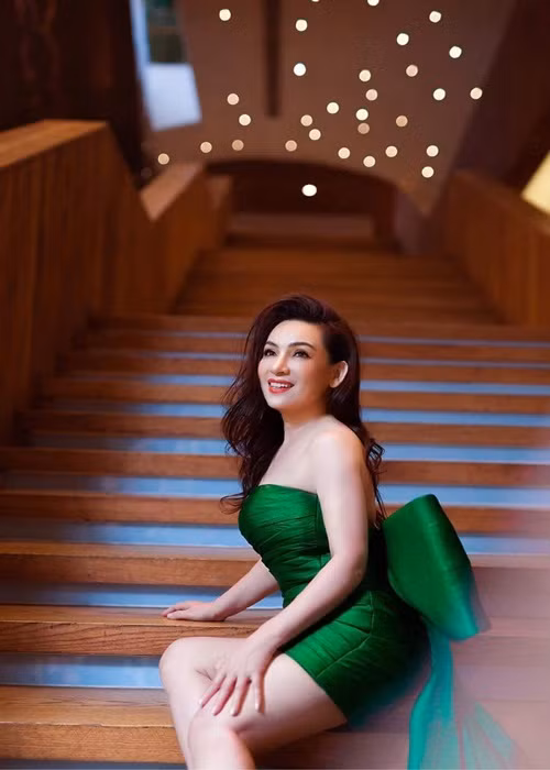 Phi Nhung trẻ trung, gợi cảm dù từng qua một lần sinh nở và sắp bước sang tuổi 50.