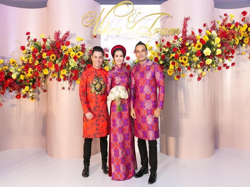 Hay tin Nhật Dũng ra đi ở tuổi 41, Võ Hạ Trâm viết: “Cảm ơn anh, người anh tài hoa đã khóc vì xúc động khi làm bộ áo dài cưới cho vợ chồng em. Và hôm nay, em đau lòng từ xa tiễn biệt anh về với đất mẹ. Vậy là anh đã hoàn thành sứ mạng làm đẹp cho đời bằng tà áo dài truyền thống Việt, đó sẽ luôn là điều tốt đẹp còn mãi dù anh không còn nữa. Hãy yên nghỉ anh nhé, em sẽ luôn hồi hướng cho anh được đến nơi an lành. Tạm biệt người anh của em".