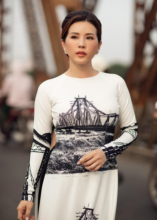 Hoa hậu Thu Hoài chia sẻ hình ảnh mặc áo dài của Nhật Dũng. Đi kèm với đó, cô thương tiếc: "Vậy là hết đau đớn rồi, ông ngoại trẻ bay về một nơi thật đẹp nhé. Nhà thiết kế áo dài Nhật Dũng, người bạn, người em của chúng ta đã ra đi mãi mãi. Hoài xin chia buồn cùng gia đình em”.