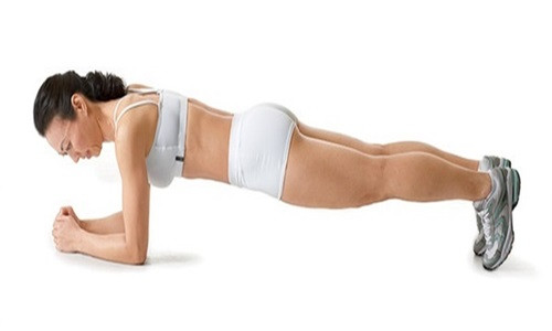 Nếu bạn đang áp dụng các hoạt động thể dục thể thao khác thì không cần bỏ hẳn để tập theo bài thể dục này. Ngược lại, bạn có thể coi đây là bài tập bổ sung tập sau các môn thể dục quen thuộc của bạn. Đây là bài tập thích hợp để tập sau khi chạy bộ, đạp xe hay sử dụng các loại máy tập trong phòng thể hình. Động tác 1 (cơ bản) để có vòng bụng phẳng lì: Chống tay giữ ván: Nằm ở tư thế chống đẩy, từ từ hạ khuỷu tay và thân trước xuống, lực dồn vào hai cánh tay. Toàn thân tạo thành hình một tấm ván thẳng, không chổng mông lên hay hạ hông xuống. Siết chặt cơ bụng trong trong vòng 60 giây. Nếu không giữ được trong 60 giây liên tục thì giữ cơ bụng như vậy trong khoảng 5-10 giây, rồi thả lỏng 5 giây, tiếp tục lặp lại trong 1 phút.