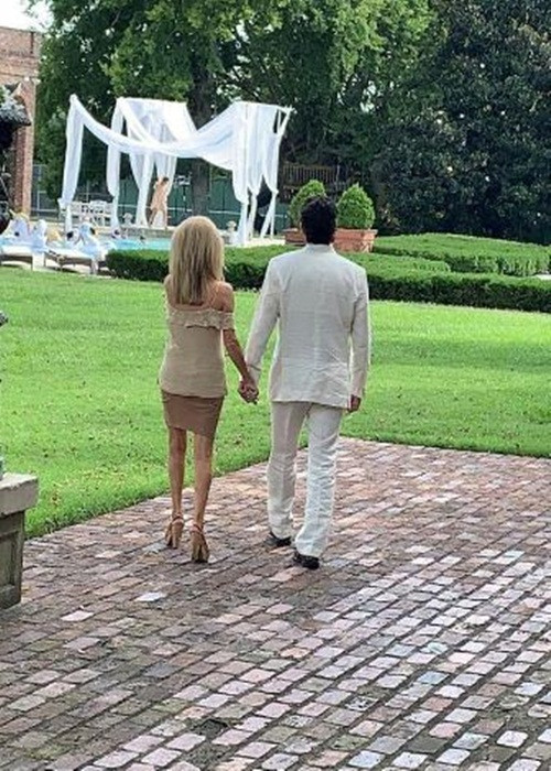 Khoảnh khắc vợ chồng tài tử Joe Lara nắm tay nhau không rời năm 2019.