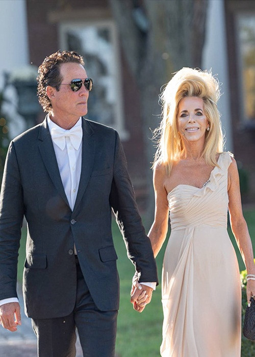 Bà xã của “Tarzan” Joe Lara tên Gwen Shamblin, 66 tuổi, hơn chồng 8 tuổi. Cô là một nhà dinh dưỡng, tác giả và mục sư. Cả hai kết hôn vào năm 2018, có chung niềm đam mê bay lượn.