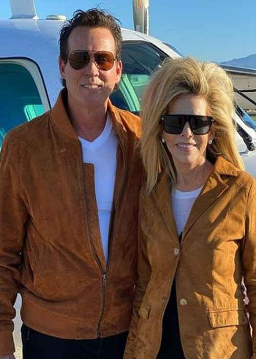 The Hollywood Reporter mới đây đưa tin vợ chồng “Tarzan” Joe Lara tử nạn vì rơi máy bay ở gần Nashville (tiểu bang Tennessee, Mỹ) ngày 29/5. Ngoài gia đình nam tài tử, còn có phi công và một số người bạn của cặp đôi cũng thiệt mạng.