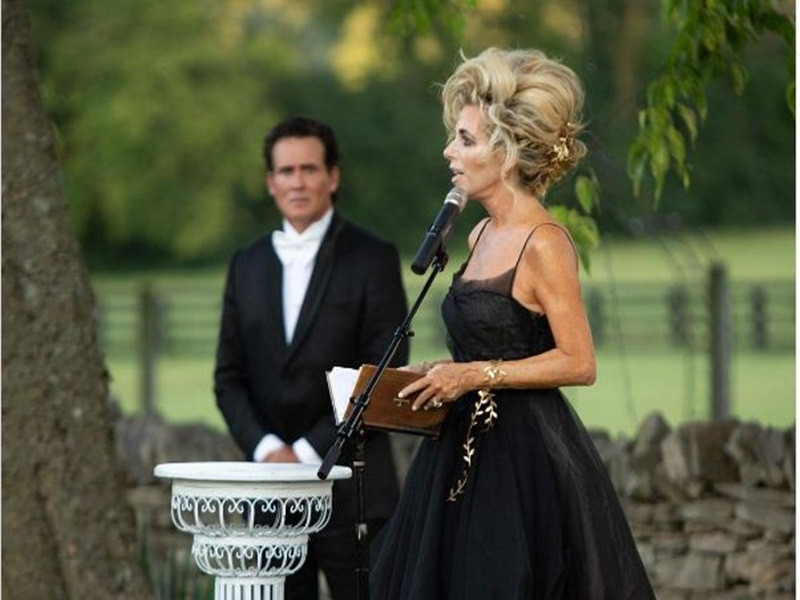 Chia sẻ hình ảnh đắm đuối nhìn bà xã, nam diễn viên viết: "Cô ấy có được tình yêu lẫn sự ủng hộ vô điều kiện của tôi. Tôi thực sự là người đàn ông rất may mắn".