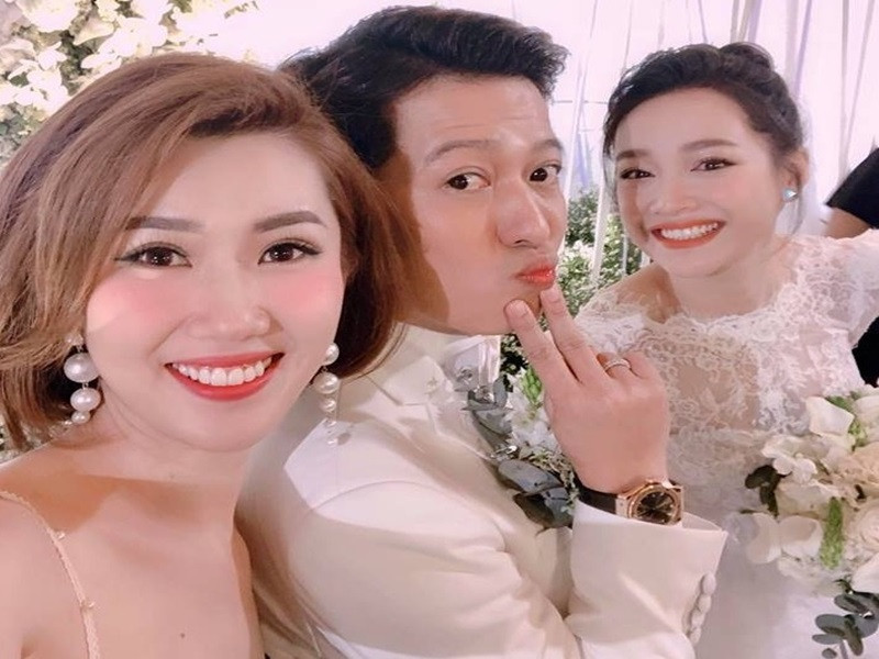 Ngoài ra, Thúy Ngân còn bênh vực Nhã Phương khi cô bị tố mắc bệnh ngôi sao. "Đối với Ngân, Phương là một cô gái rất năng nổ trong công việc, là một người rất nhiệt huyết và quan tâm đến tất cả mọi người. Không chỉ riêng Phương mà Ngân cũng vậy, với một diễn viên trẻ thì đòi hỏi sự chuyên nghiệp và hóa thân vào nhân vật, vào những dạng vai bi hài hay cá tính đều là một trong những thử thách rất khó", Thúy Ngân chia sẻ.