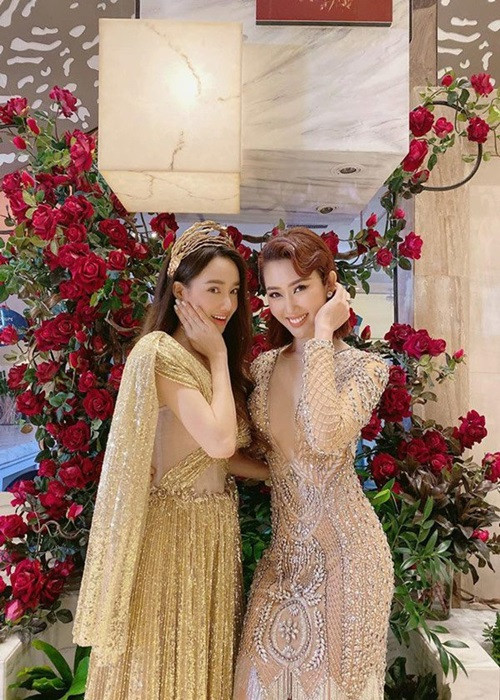 Thúy Ngân luôn dành cho Nhã Phương những lời tốt đẹp. Cách đây không lâu, trước những ý kiến chê bai diễn xuất của Nhã Phương, Thúy Ngân bày tỏ quan điểm: "Không chỉ riêng Phương đâu, ai cũng sẽ có lời khen lời chê, nhưng quan trọng nhất là cả Ngân và Phương đều ủng hộ những ý kiến đóng góp tích cực, đem đến sự thành công cho nhân vật của mình, qua đó Ngân, Phương đều cố gắng và hoàn thiện bản thân mình một cách tốt nhất".