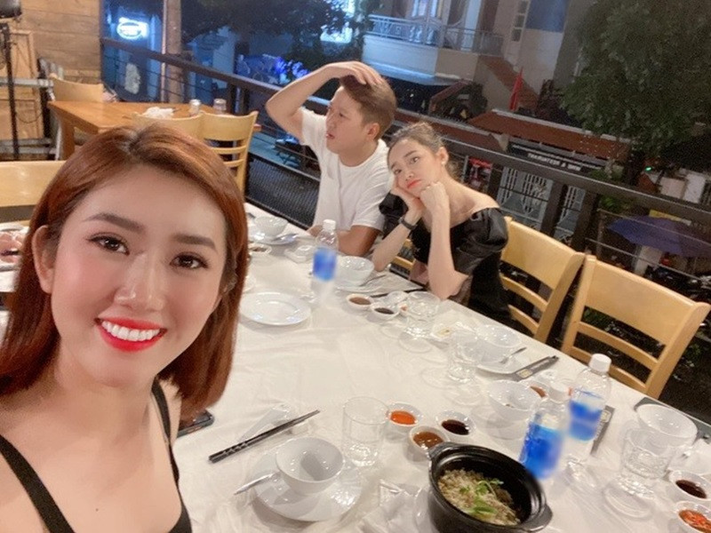 Thúy Ngân còn có mối quan hệ tốt với ông xã của Nhã Phương. Trên trang cá nhân, Thúy Ngân từng khoe được Trường Giang vào bếp nấu ăn khi đến thăm nhà anh và Nhã Phương.