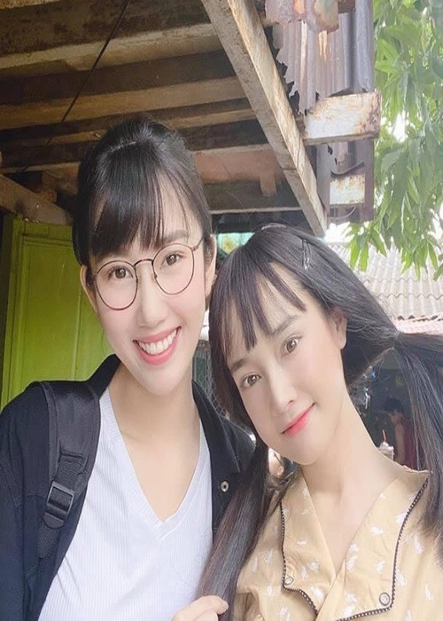 Trên phim thì ghét cay đắng, Nhã Phương và Thúy Ngân ngoài đời vô cùng thân thiết. Cả hai trạc tuổi nhau, hợp tính. "Hai đứa chơi với nhau hợp lý nha. Đứa thích ăn ruột bỏ vỏ. Đứa thích ăn vỏ bỏ ruột. Đỡ giành ăn và đỡ tốn ghê", Thúy Ngân chia sẻ chuyện ăn uống hợp với Nhã Phương.