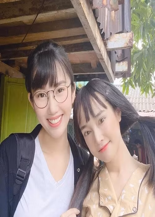 Trên phim thì ghét cay đắng, Nhã Phương và Thúy Ngân ngoài đời vô cùng thân thiết. Cả hai trạc tuổi nhau, hợp tính. "Hai đứa chơi với nhau hợp lý nha. Đứa thích ăn ruột bỏ vỏ. Đứa thích ăn vỏ bỏ ruột. Đỡ giành ăn và đỡ tốn ghê", Thúy Ngân chia sẻ chuyện ăn uống hợp với Nhã Phương.
