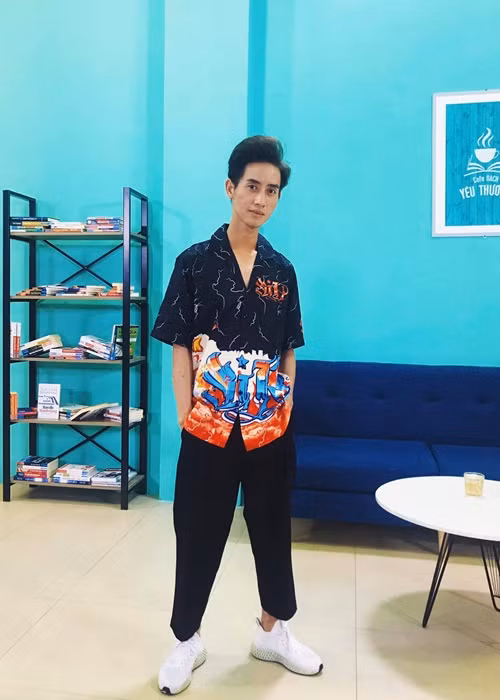  Diễn viên Hoàng Phúc qua đời ở tuổi 27. Anh mắc nhiều căn bệnh như teo cơ chân, viêm cơ tim, máu nhiễm khuẩn, viêm gan.