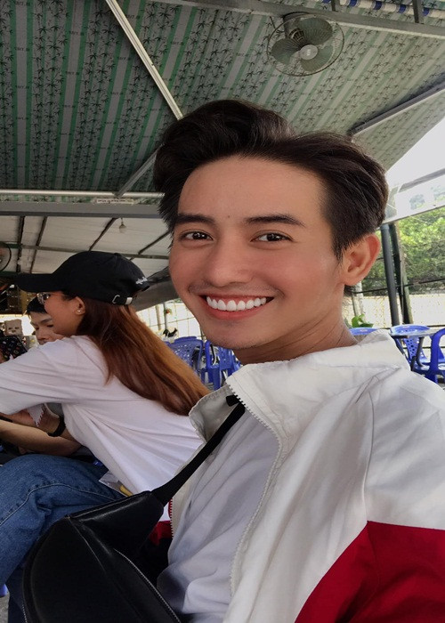 Hoàn cảnh của Hoàng Phúc khá khó khăn. Bố của anh bị bệnh tim, không thể lao động nặng, mẹ của anh đi làm công nhân cạo mủ cao su.