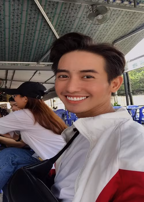 Hoàn cảnh của Hoàng Phúc khá khó khăn. Bố của anh bị bệnh tim, không thể lao động nặng, mẹ của anh đi làm công nhân cạo mủ cao su.