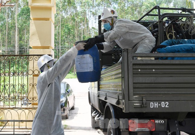 Binh chung Hoa hoc dua 15 xe dac chung tieu doc, khu trung 4 huyen o Bac Giang-Hinh-4