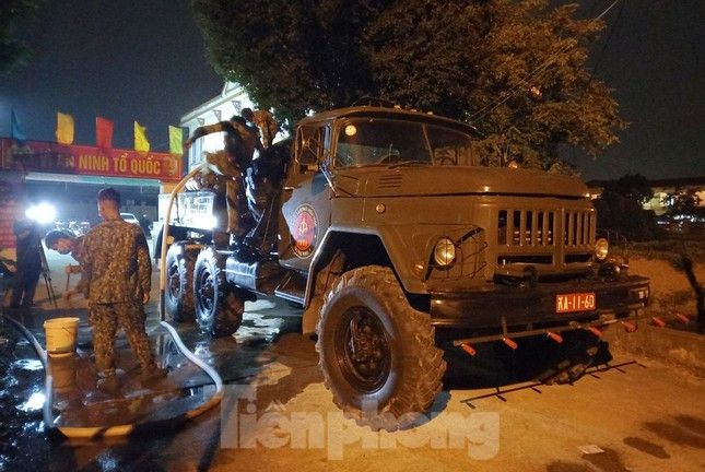 Binh chung Hoa hoc dua 15 xe dac chung tieu doc, khu trung 4 huyen o Bac Giang-Hinh-3