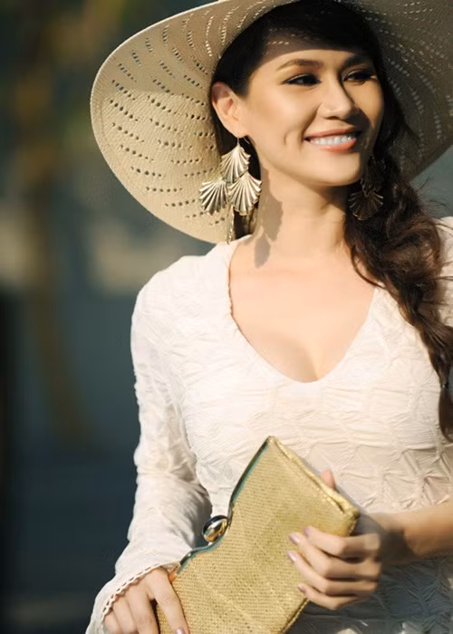 Thân Thúy Hà bước vào showbiz với danh hiệu Hoa khôi Thanh niên Thanh lịch Thời trang Toàn quốc năm 1995. Ảnh: Khám phá