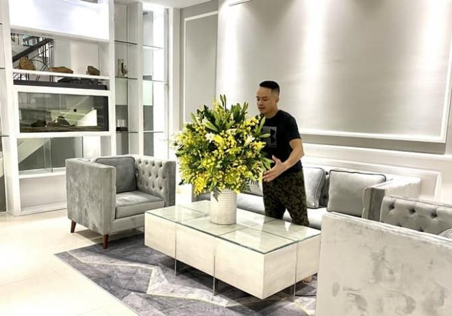 Nam ca sĩ có sở thích dọn dẹp và trang trí nhà cửa. Với anh, bất động sản không chỉ là tăng thêm phần thu nhập mà còn thỏa mãn nhu cầu tận hưởng một không gian của riêng mình, nhất là khi đi du lịch khám phá ở mọi nơi với gia đình.