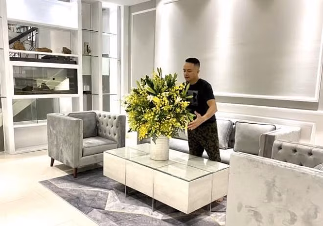 Nam ca sĩ có sở thích dọn dẹp và trang trí nhà cửa. Với anh, bất động sản không chỉ là tăng thêm phần thu nhập mà còn thỏa mãn nhu cầu tận hưởng một không gian của riêng mình, nhất là khi đi du lịch khám phá ở mọi nơi với gia đình.