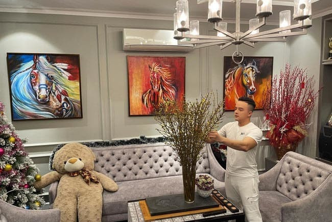 Căn biệt thự 3 tầng có diện tích 315m2 được thiết kế theo phong cách hiện đại, sang trọng.