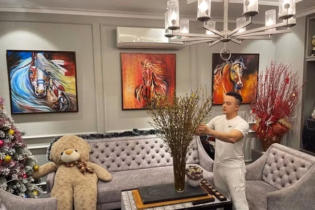 Căn biệt thự 3 tầng có diện tích 315m2 được thiết kế theo phong cách hiện đại, sang trọng.