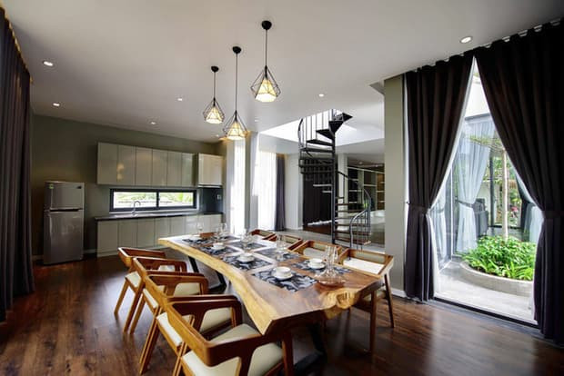 Biệt thự của Cao Thái Sơn được thiết kế với phong cách bên ngoài gần gũi thiên nhiên, bên trong sang trọng hiện đại.