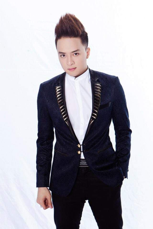 Đang ở đỉnh cao của sự nghiệp, thì công chúng bất ngờ khi Cao Thái Sơn ít xuất hiện trong các chương trình giải trí nghệ thuật 3 miền. Chàng ca sĩ trẻ chia sẻ đã theo đuổi niềm đam mê khác về nhà đất, lĩnh vực đầu tư trên khắp các ‘điểm nóng’ về bất động sản. Tận dụng vốn kiến thức nền tảng từ ngành quản trị kinh doanh tại ĐH Kinh doanh &amp; Công nghệ Hà Nội, ĐH Mở TP.HCM, nơi mà anh tốt nghiệp cử nhân loại giỏi, và nỗ lực đi hát trong suốt nhiều năm qua, chàng ca sĩ 36 tuổi trở thành một trong những nhà đầu tư bất động sản thành công nhất nhì showbiz Việt. Lời đồn ấy không phải nói quá khi anh sở hữu khối tài sản giá trị, bao gồm nhiều nhà vườn, biệt thự sinh thái, bất động sản ven biển rộng hàng trăm m2 tại các thành phố lớn của Việt Nam (TPHCM, Đà Nẵng, Đà Lạt, Long An) và Mỹ.