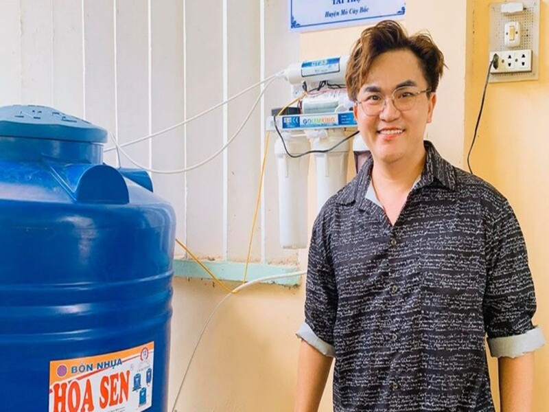 MC Đại Nghĩa cũng không tránh khỏi thị phi giống Phan Anh. Theo đó, trong một lần kêu gọi gây quỹ ủng hộ đồng bào lũ lụt, Đại Nghĩa bị một số cá nhân tố thiếu minh bạch về số tiền hơn 800 triệu đồng. Giữa ồn ào, nam MC quyết định làm sáng tỏ sự việc.