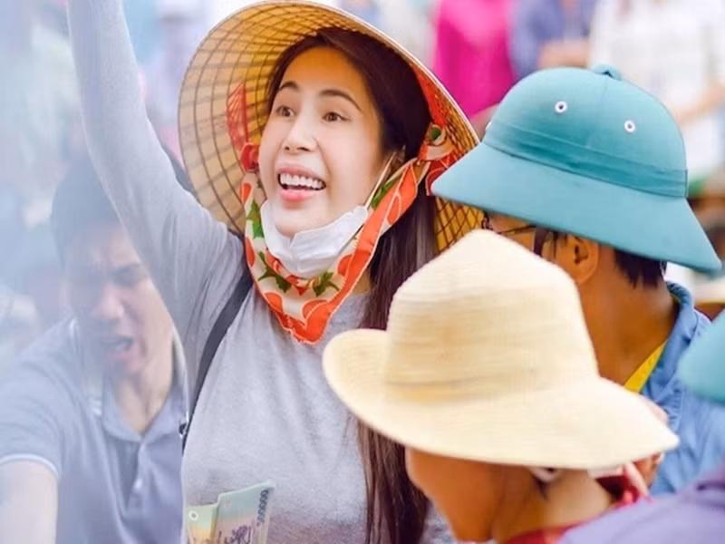 Quyên góp được hơn 177 tỷ trong đợt lũ miền Trung năm 2020, Thủy Tiên vướng một số ồn ào trong hoạt động từ thiện. Nữ ca sĩ từng phải lên tiếng phủ nhận lời tố ăn chặn tiền từ thiện mua biệt thự, giải thích lý do ghi tên mình trên nhà chống lũ.