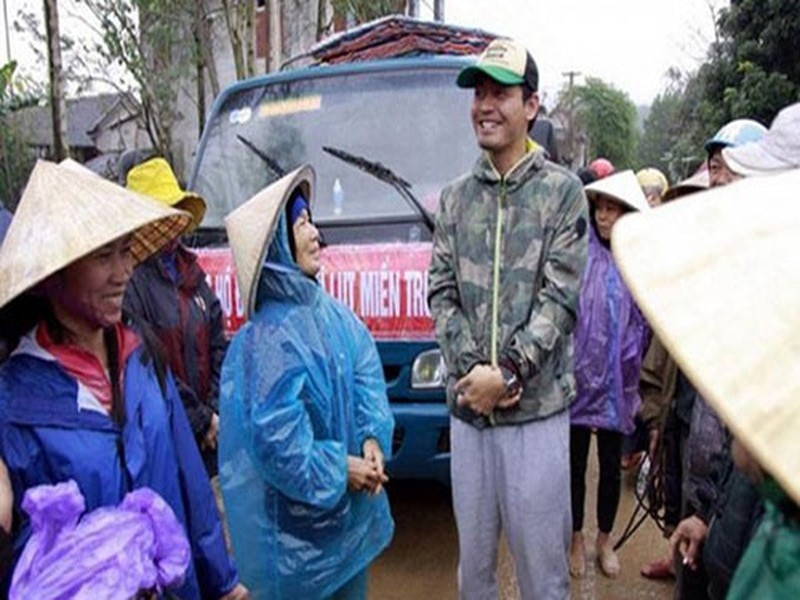 Trước vụ Hoài Linh vướng tai tiếng khi quyên góp từ thiện, không ít sao Việt cũng rơi vào trường hợp tương tự. Phan Anh là một ví dụ điển hình. Sau khi quyên góp 24 tỷ cho bà con vùng lũ, nam MC đi trao quà. Trong đợt 1, Phan Anh sử dụng hơn 3 tỷ đồng, 21 tỷ đồng còn lại được thông báo dùng cho các hoạt động thiện nguyện chuyên sâu như trao bò giống, xây trường học kết hợp làm nhà chống lũ.