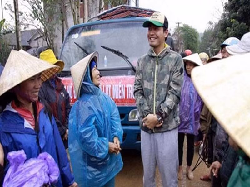 Trước vụ Hoài Linh vướng tai tiếng khi quyên góp từ thiện, không ít sao Việt cũng rơi vào trường hợp tương tự. Phan Anh là một ví dụ điển hình. Sau khi quyên góp 24 tỷ cho bà con vùng lũ, nam MC đi trao quà. Trong đợt 1, Phan Anh sử dụng hơn 3 tỷ đồng, 21 tỷ đồng còn lại được thông báo dùng cho các hoạt động thiện nguyện chuyên sâu như trao bò giống, xây trường học kết hợp làm nhà chống lũ.