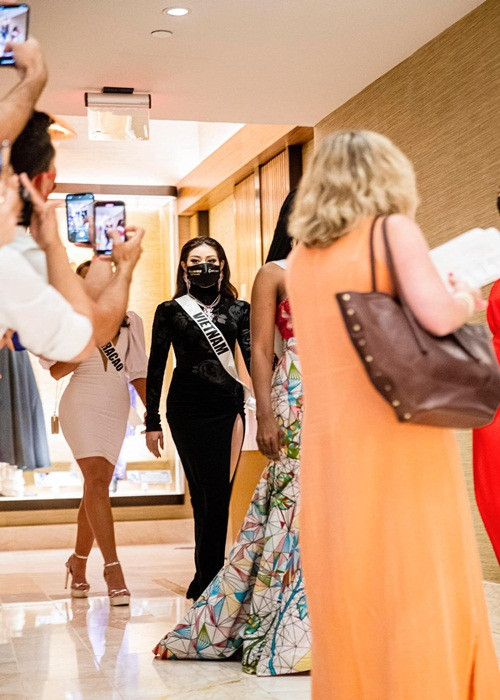 Hình ảnh Khánh Vân ở đấu trường nhan sắc quốc tế thu hút sự chú ý của không ít khán giả.