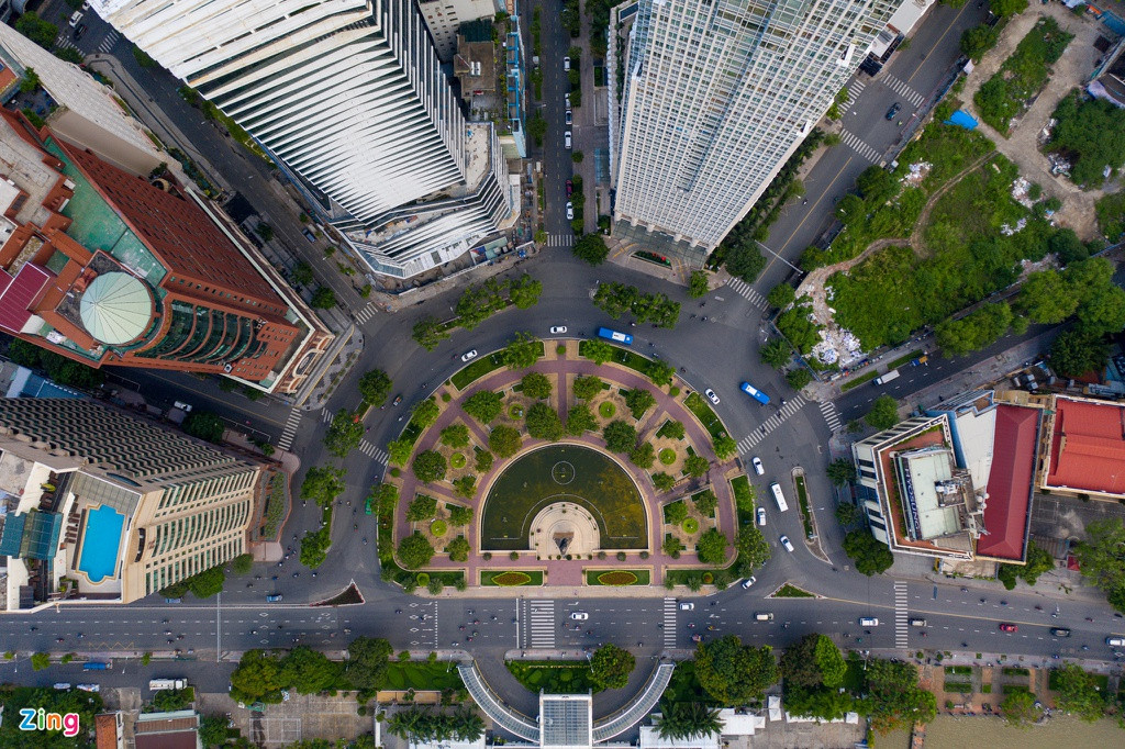 Các con đường xung quanh công trường Mê Linh (quận 1, TP.HCM) lác đác xe lưu thông vào giờ tan tầm.