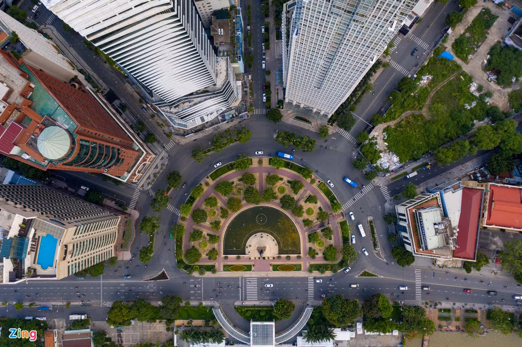 Các con đường xung quanh công trường Mê Linh (quận 1, TP.HCM) lác đác xe lưu thông vào giờ tan tầm.