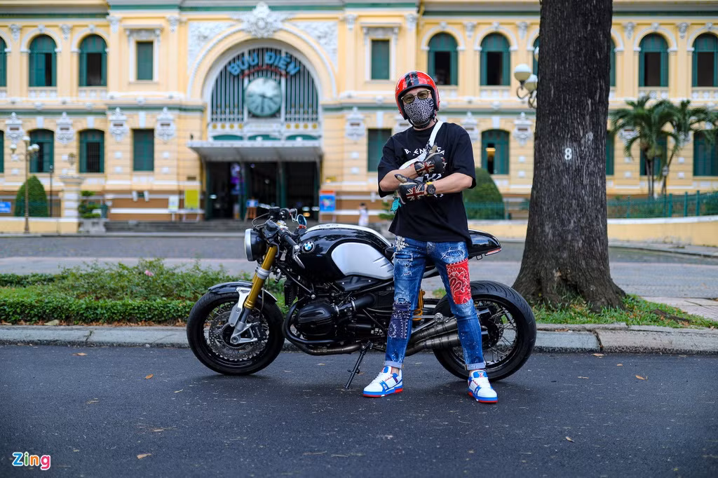 "Đợt dịch lần này tôi thấy đường phố còn vắng vẻ hơn cả lần trước. Do tình hình dịch bệnh nên tôi trang bị khẩu trang, găng tay đầy đủ và không tiếp xúc người lạ khi đi ra đường", anh Trịnh Long (quận 7, TP.HCM) chia sẻ.