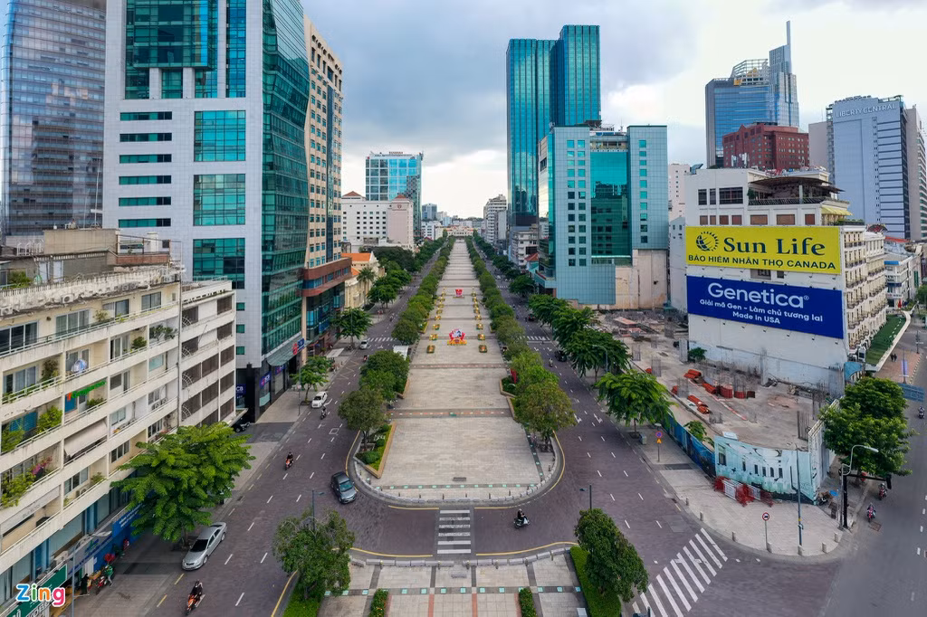 Khu vực phố đi bộ Nguyễn Huệ vắng bóng du khách vào buổi chiều cuối tuần.