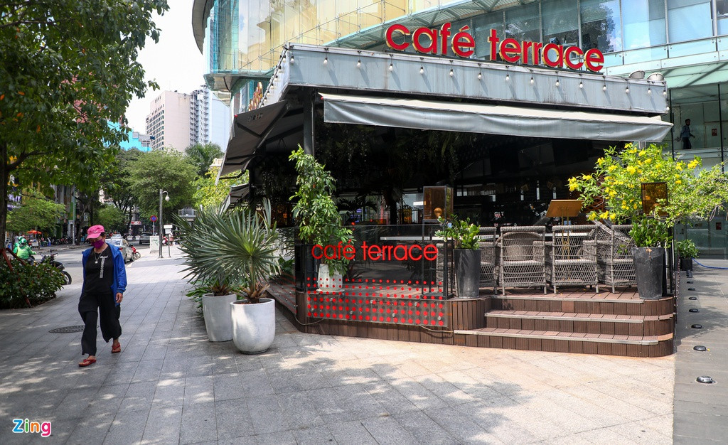 Theo nghi nhận chiều 29/5, nhiều hàng quán tại khu vực trung tâm TP.HCM đóng cửa, một số quán bán mang về.