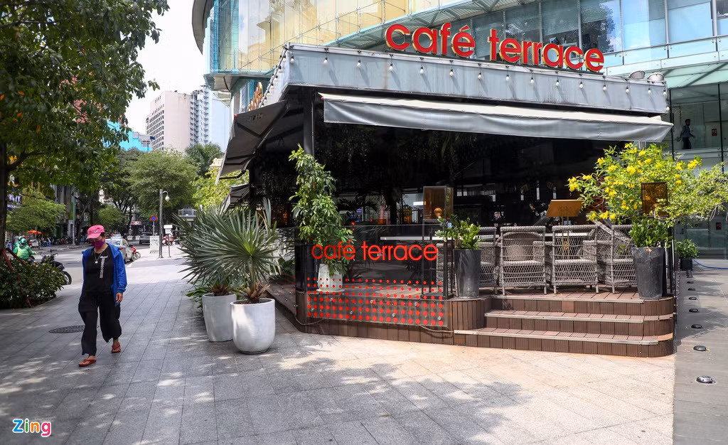 Theo nghi nhận chiều 29/5, nhiều hàng quán tại khu vực trung tâm TP.HCM đóng cửa, một số quán bán mang về.