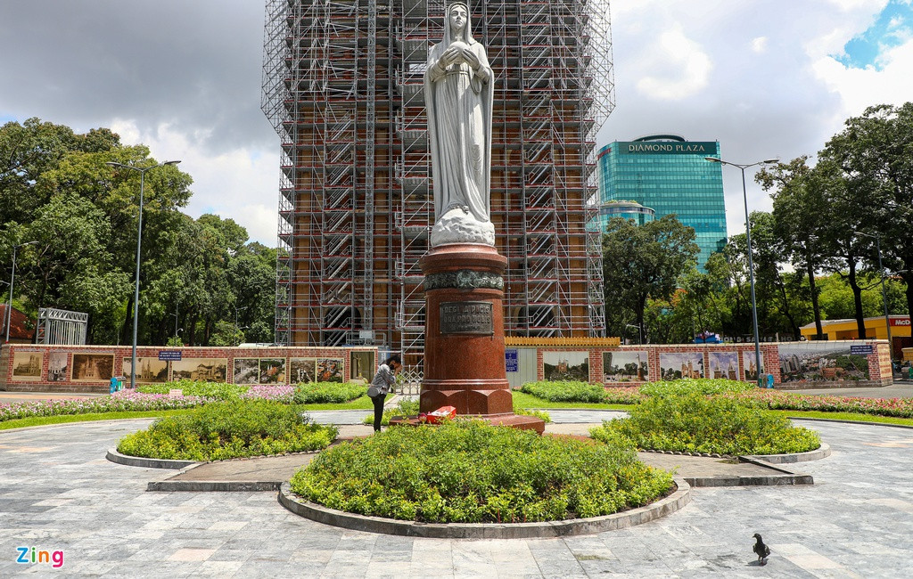 Khu vực nhà thờ Đức Bà không còn cảnh buôn bán lề đường. Người đến đây đứng cầu nguyện cũng không nhiều như những ngày trước đó.