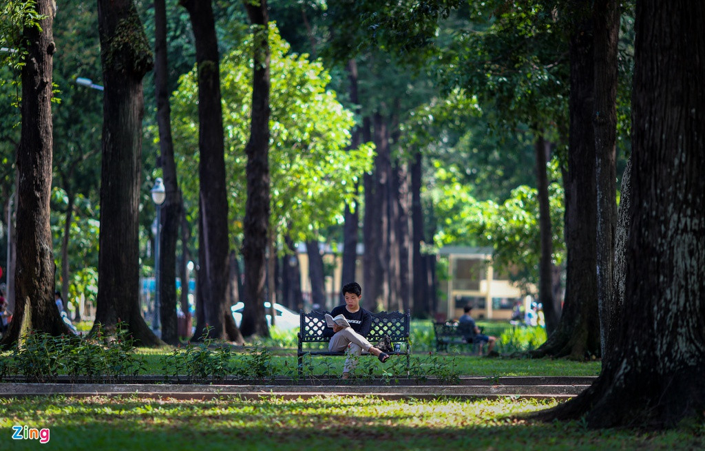 Sau khi có thông báo hạn chế tập trung nơi công cộng, công viên 30/4 (quận 1, TP.HCM) vắng vẻ, không còn nhóm các bạn trẻ tụ tập uống cà phê hay chụp hình.