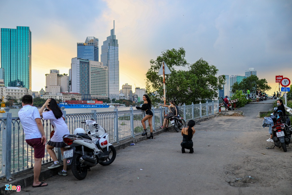 Khu vực nóc hầm Thủ Thiêm (TP Thủ Đức) cũng không còn cảnh tấp nập như trước. Nhiều bạn trẻ thoải mái tạo dáng chụp hình mà không cần phải chen chúc như mọi khi.