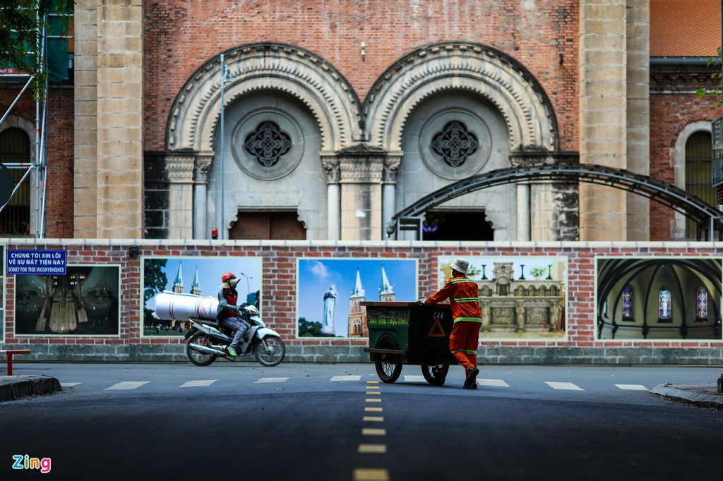 Các con đường xung quanh nhà thờ Đức Bà chỉ có vài công nhân vệ sinh môi trường đi lại.