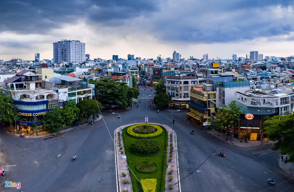 Hàng loạt quán cà phê nổi tiếng tại vòng xoay Trần Khắc Chân (quận Phú Nhuận, TP.HCM) dịp này chỉ phục vụ khách mua hàng mang về.